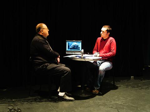 Samuel Guillot en discussion avec un habitant du quartier entretien marichelles