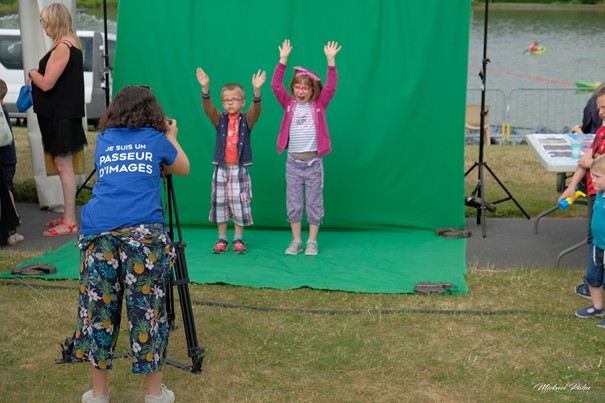 Eenfants photographiés devant un fond vert