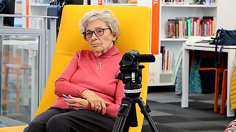 Personne âgée assise dans un fauteuil jaune