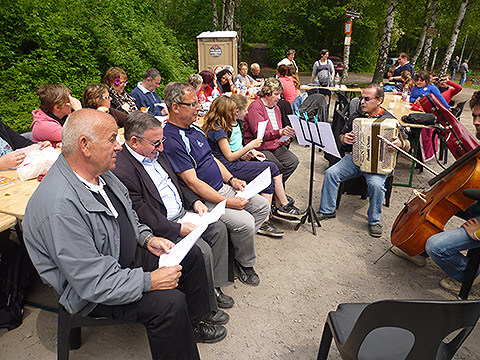 Chanteurs dans une chorale